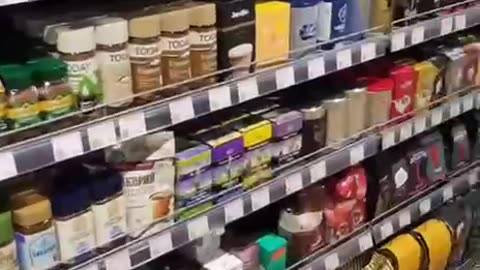 Výběr potravin v ruském supermarketu