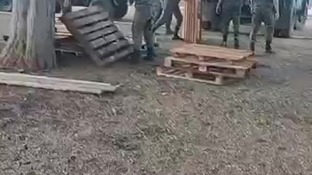 Será Gigante, Militares Ajuda o Povo...