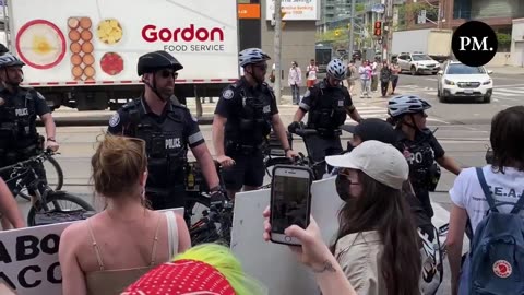 "Get out of here, bigots!" — Leftist counter-protesters push back against the police