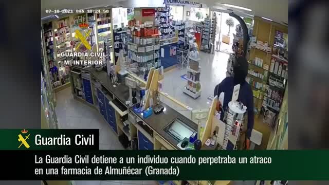 La Guardia Civil detiene a un individuo cuando perpetraba un atraco en una farmacia de Almuñécar