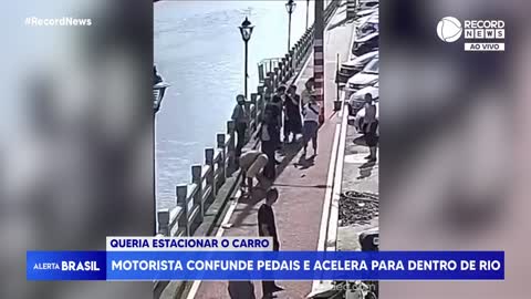 Motorista confunde pedais e acelera para dentro do rio