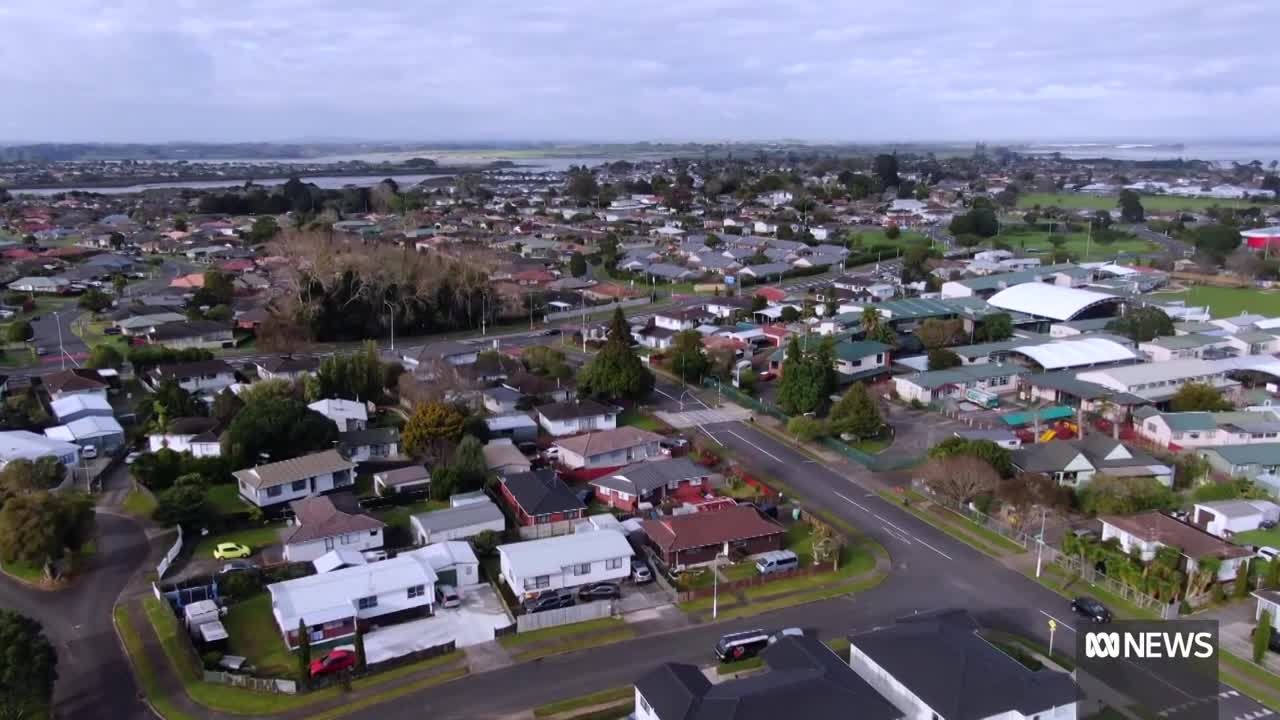 New Zealand house prices tipped to fall 15 per cent by Reserve Bank | ABC News