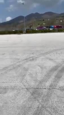 Un camionero muestra su indignación ante el contagio masivo de la pandemia del coronavirus