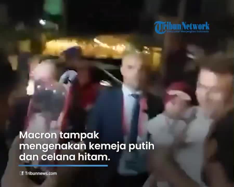 Aksi 'Blusukan' Presiden Prancis