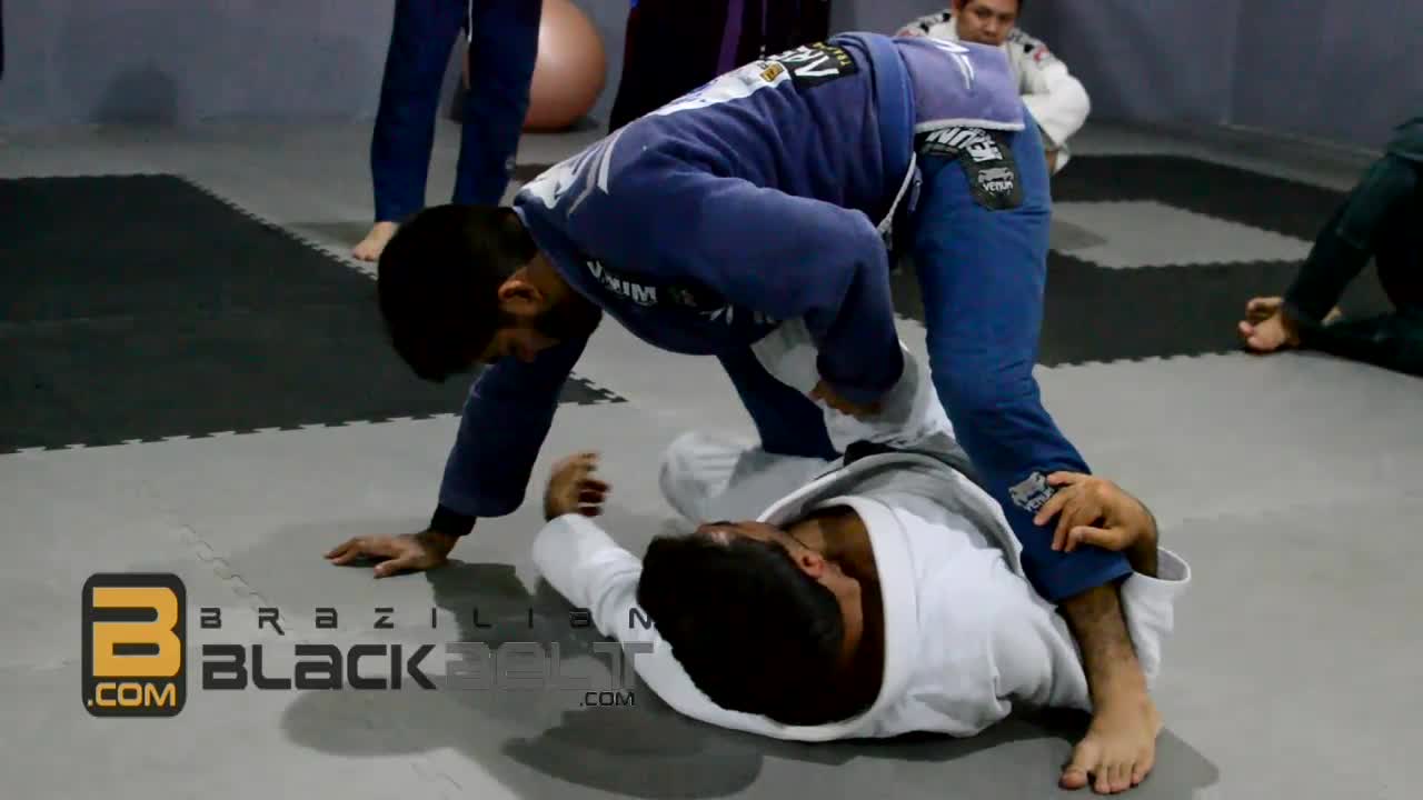 08 Manteniendo la guardia en Jiu-Jitsu (mal audio, pero gran explicación visual jajaja) Felipe Costa