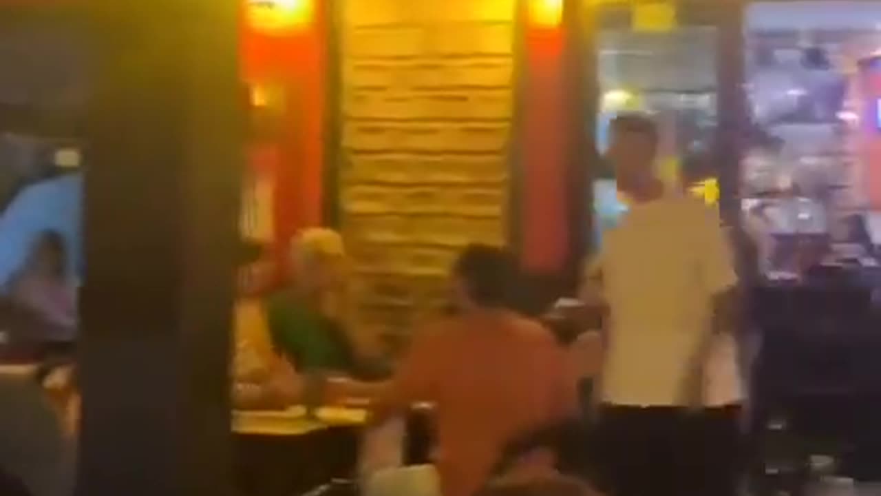 Homem recebe chamada da 'Safadinha Pitangueiras' durante final da Libertadores em bar lotado