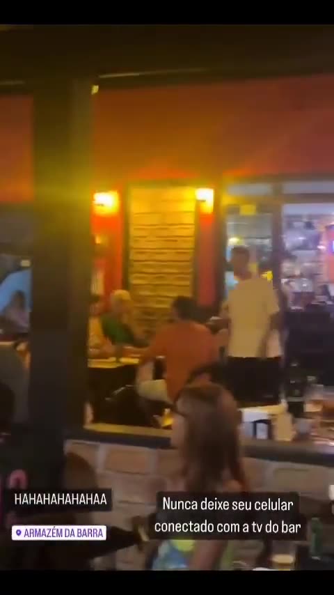 Homem recebe chamada da 'Safadinha Pitangueiras' durante final da Libertadores em bar lotado