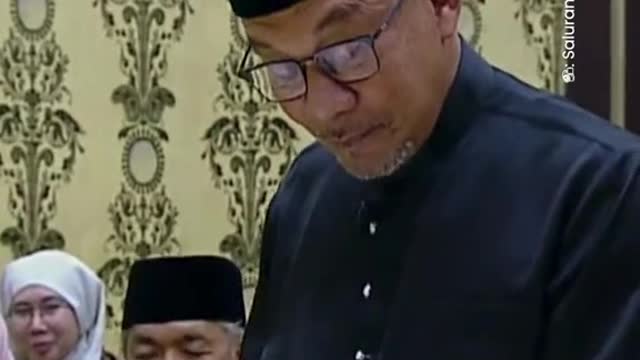 Anwar officially sworn in as M'sia's 10th Prime Minister