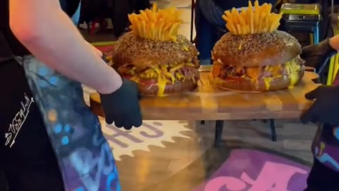 DUBAI HAS THE CRAZIEST🤪 BURGERS!