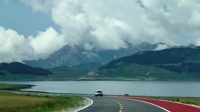 Sailimu Lake enjoys the beauty of nature together