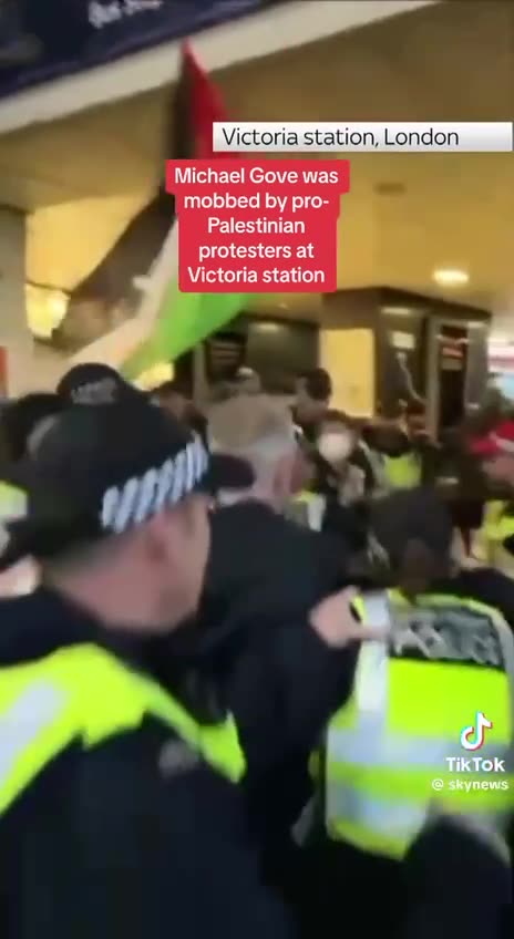 Britsh Politician and Michael Gove is Swarmed by Pro-Hamas Mob in London - Police Rush in to Rescue Him
