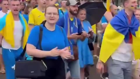 A crowd of volunteers goes to the nearest military registration