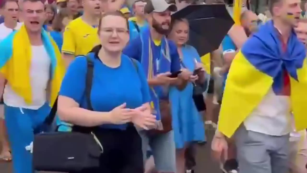 A crowd of volunteers goes to the nearest military registration