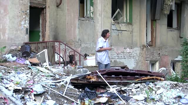 Mariupol residents struggle amid the rubble