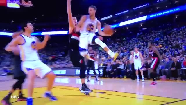 Steph Curry Can't Believe His Own Shot, Looks at His Hands After Switch Hand Reverse Layup