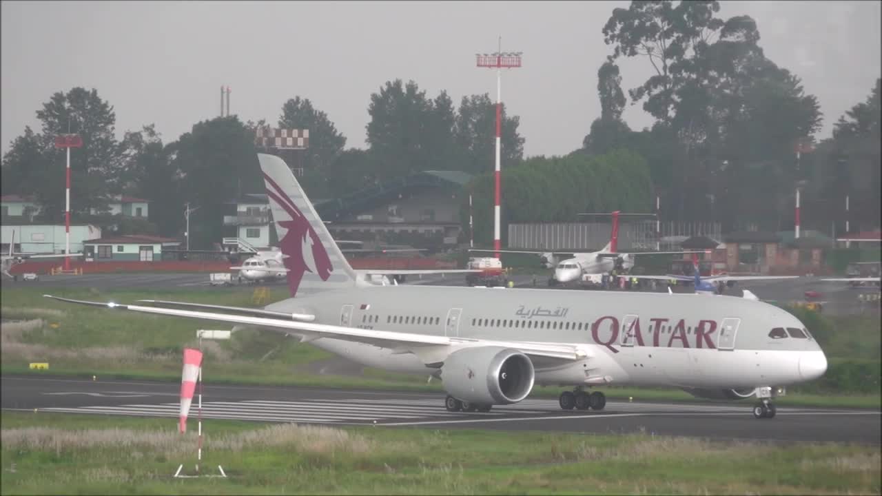 काठमाडौंमा भारी बर्षा पछी रन्वेको पानी उडाउदै उड्यो Qatar Airways Boeing 787 | Full Thrust