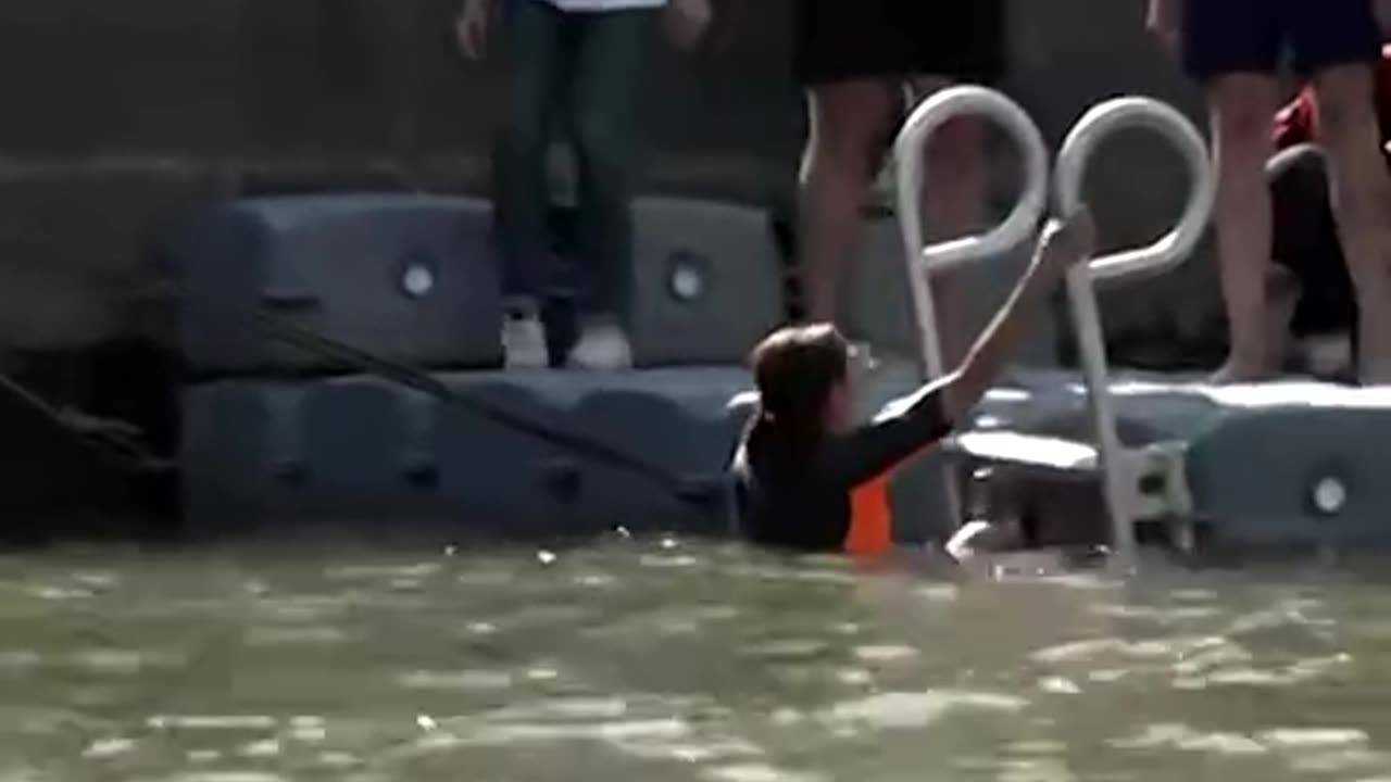 CNN Paris correspondent Melissa Bell reports from the water as Paris mayor Anne Hidalgo