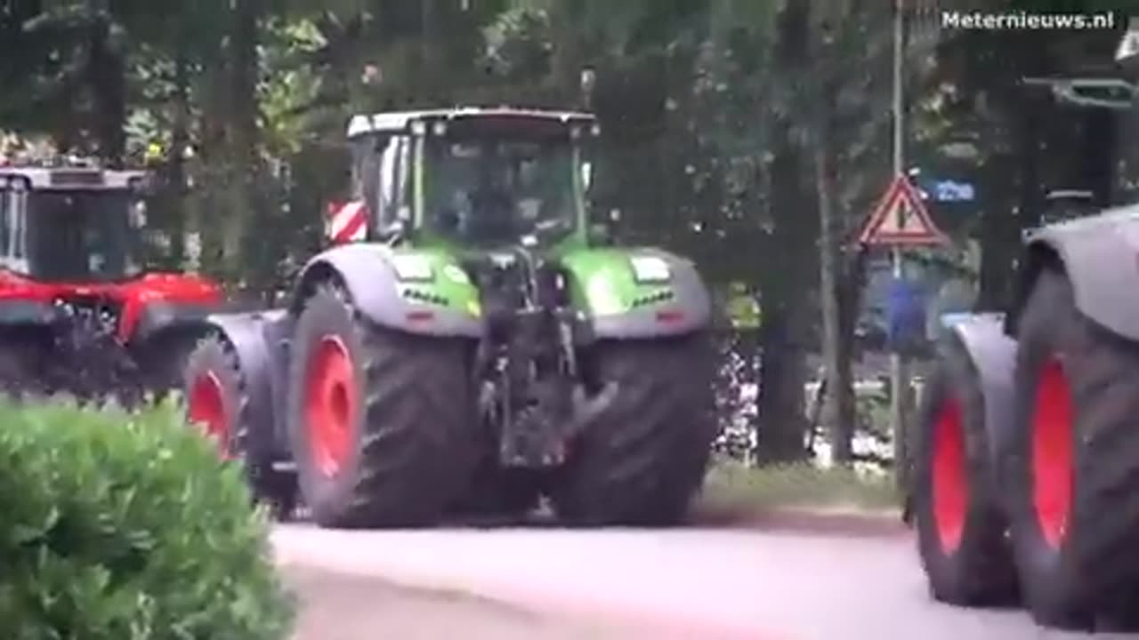 Dutchfarmers have defied an order to keep their tractors off the motorways and are coming