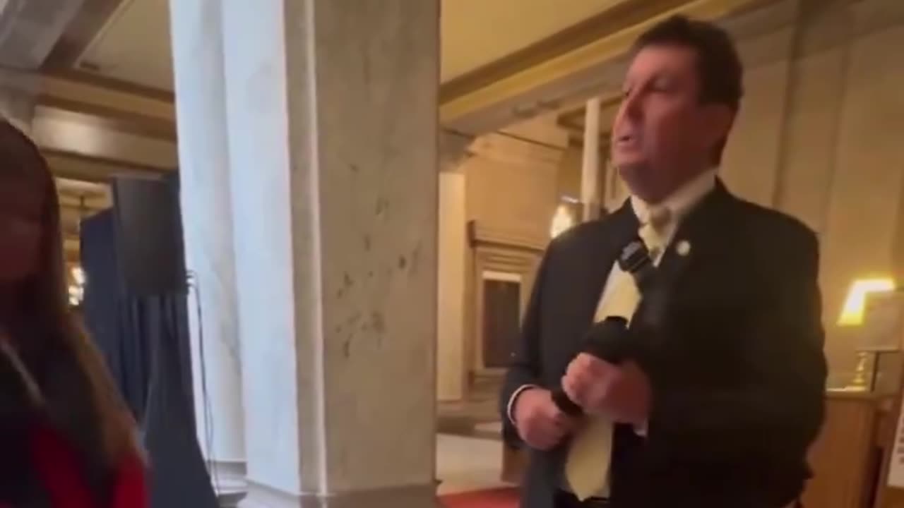 Indiana Lawmakers flashes gun while debating gun laws with high school students