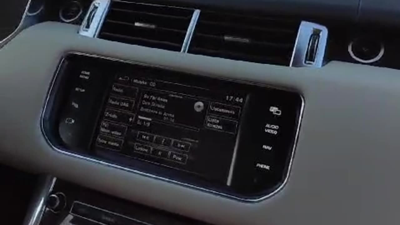 Meridian audio system in Range Rover Sport V8