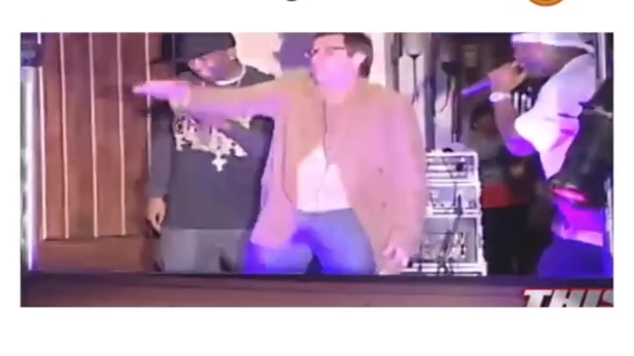 Jim Carrey and 50 cent performing “In Da Club” 😂