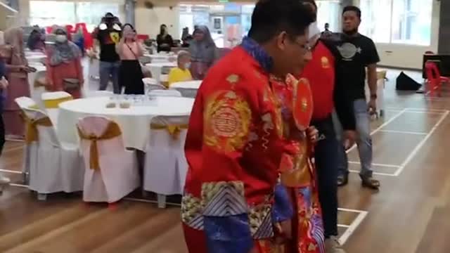 M'sia Muslim couple celebrates Chinese roots with lion dance & traditional clothing at wedding2