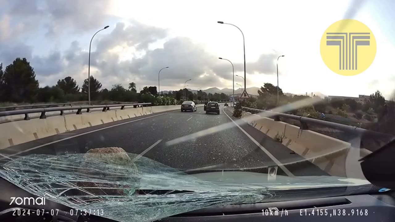 Un hombre estrella una gran piedra contra un taxi en Ibiza