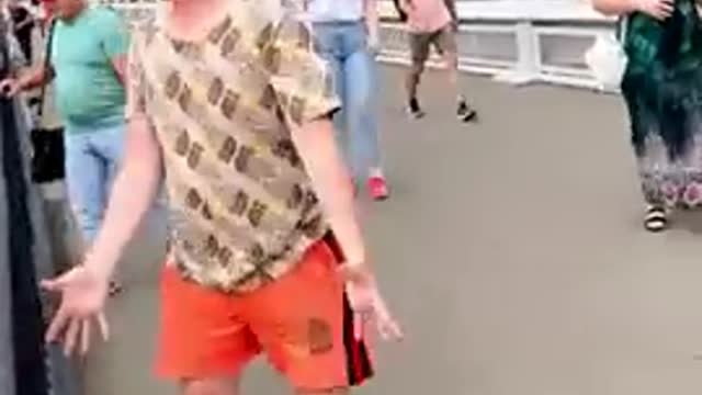 سقط هاتفه والجمهور في موقف محرج