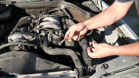 Mercedes Benz W124 - How to replace the grommet on the master cylinder hose tutorial DIY