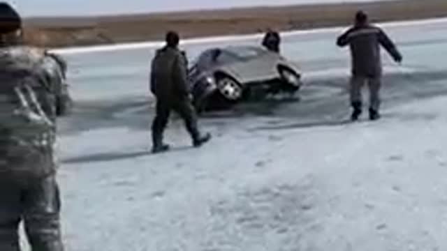 The car fell through the ice with the driver! Winter fishing.