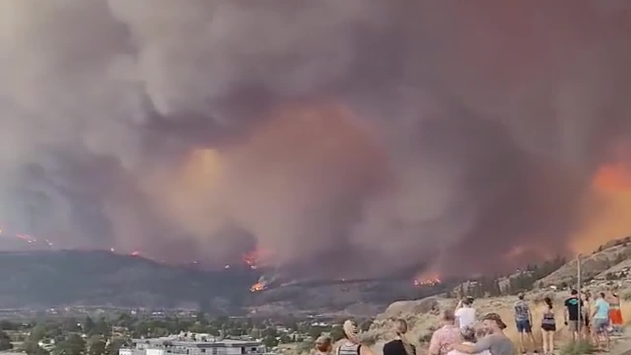 #BREAKING 🚨🚨 Residents evacuate amid wildfire in Canada's Northwest Territories