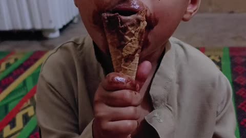 Kids eating ice cream