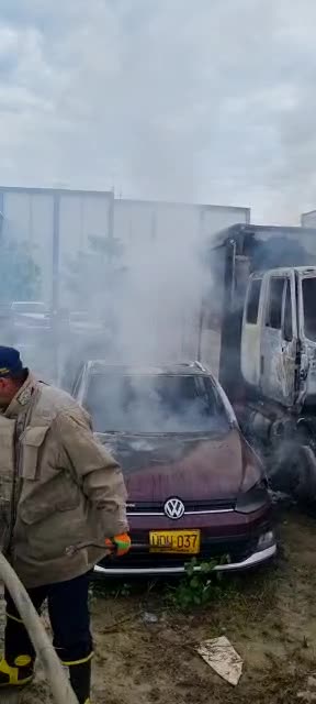 Incendio en parqueadero de la Fiscalía afecta 7 vehículos