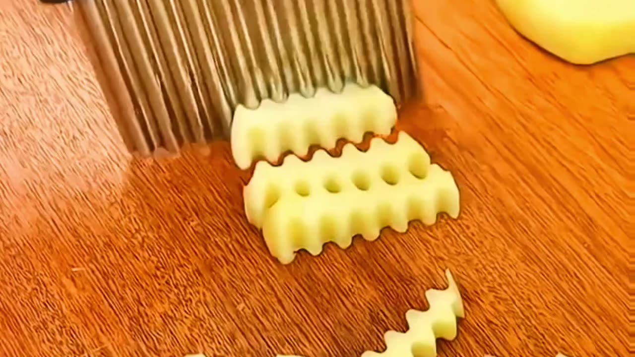 Curly fries making tool for your kitchen