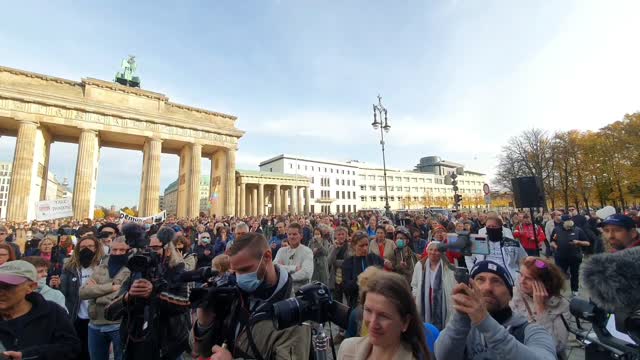 Yongster Isabelle Rede vorm Brandenburger Tor