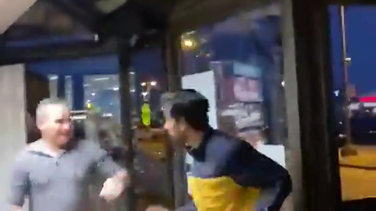 Customer attempts to stop a liquor store robbery in Ontario,CANADA 🍁