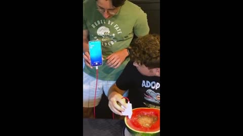 LIFE HACK de la SANDÍA CARGADOR 😱🍉🔌 ¿LO SABÍAS_ ⚡ PROBANDO HACKS #Shorts