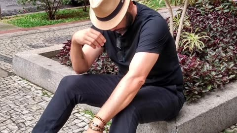 Porque as mulheres não precisam de homens, ao não ser quando o bicho pega.