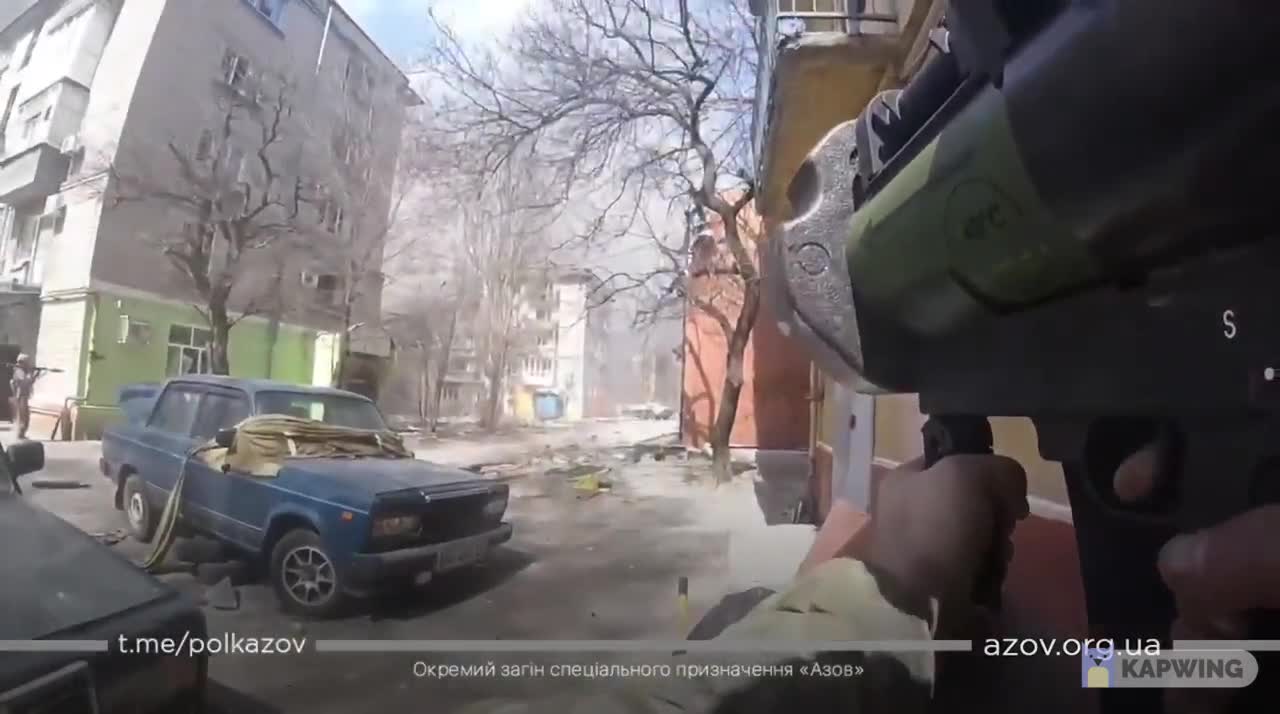 Azov soldier fires RPG on Russian APC in Mariopul