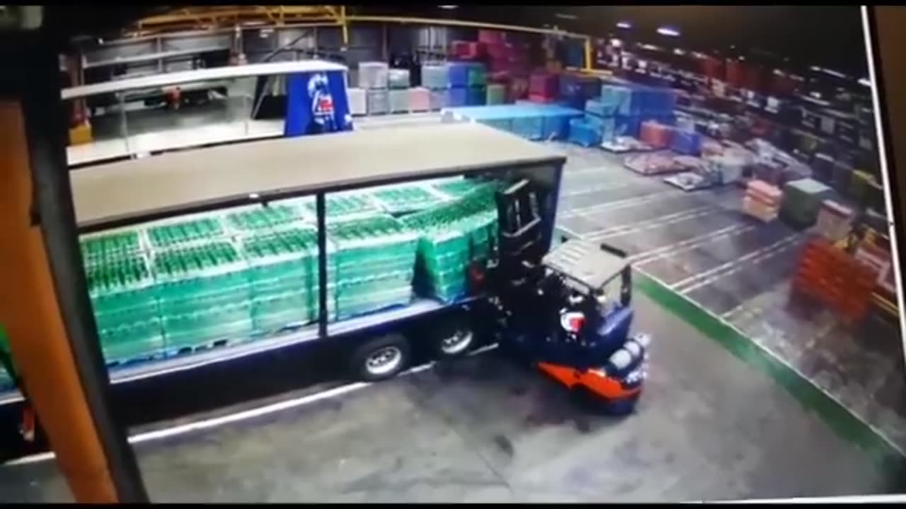 " Warehouse Chaos: Dramatic Goods Collapse Caught on Camera"