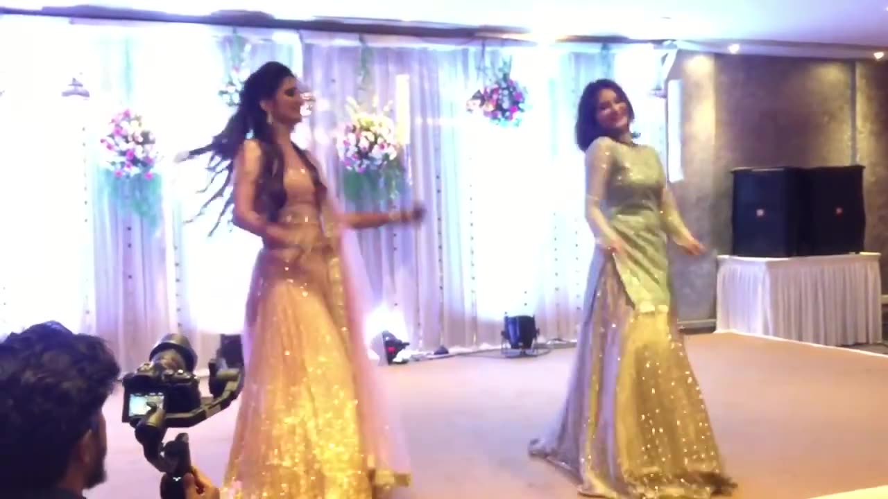 Bride And Her Sister | Rocking The Stage By Their Amazing Performance | Jaani Tera Naa