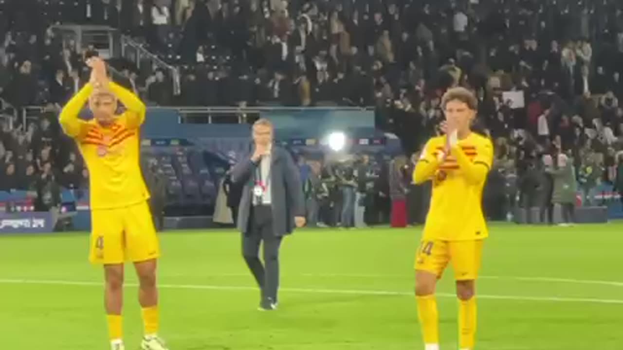 FC Barcelona players celebrating after beating PSG 3 points to 2
