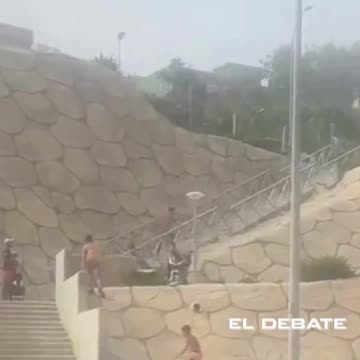 Αλλοδαποί ξεπροβάλλουν από την ομίχλη σε παραλία γεμάτη τουρίστες