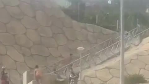 Αλλοδαποί ξεπροβάλλουν από την ομίχλη σε παραλία γεμάτη τουρίστες