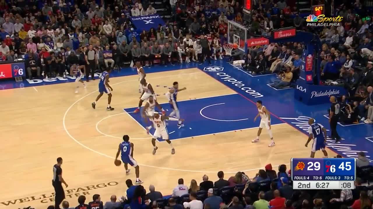 Chris Paul limps to locker room with injury vs 76ers