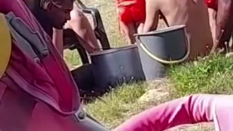 Video: ¡Indignante! Bañistas le dan cerveza a una bebé en playas de Cartagena