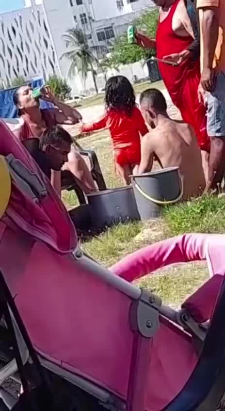 Video: ¡Indignante! Bañistas le dan cerveza a una bebé en playas de Cartagena