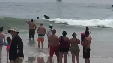 PLANE CRASHES INTO OCEAN RESCUED BY CROWD