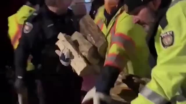 Ottawa Night Shift Cops Steal Firewood From Truckers