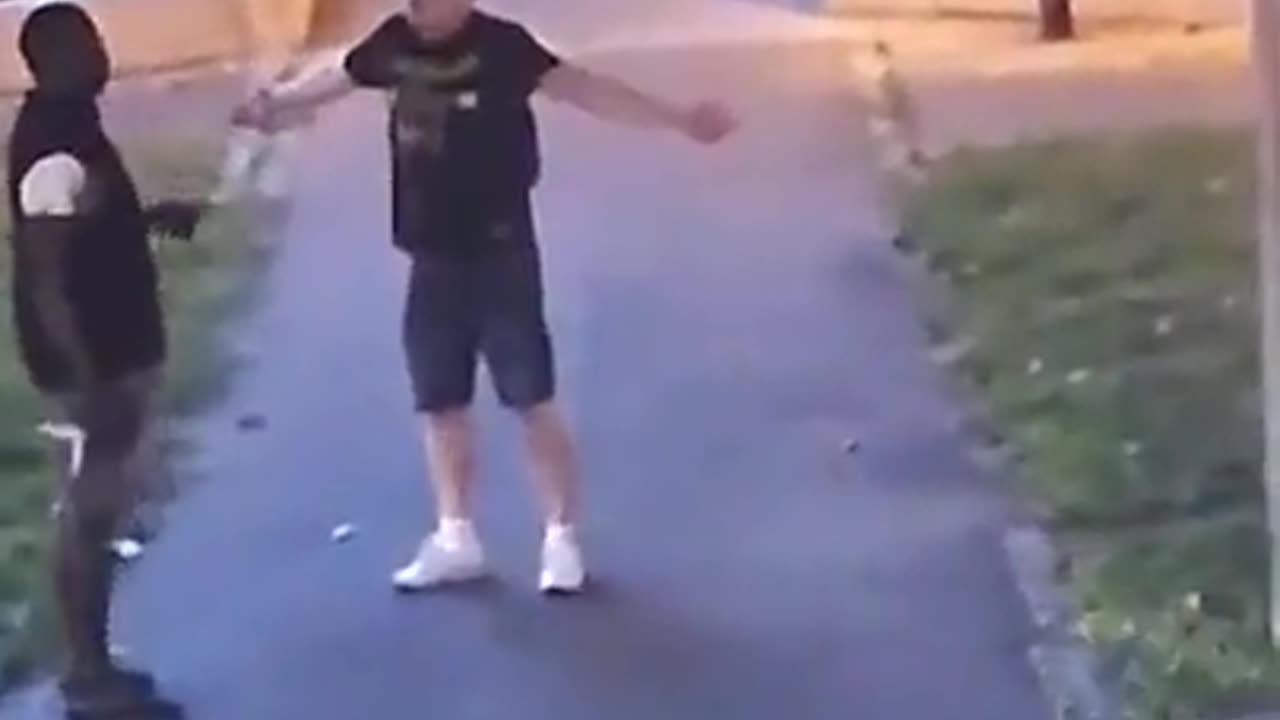 A migrant threatens to kill a Pole with a knife but quickly changes his tone.